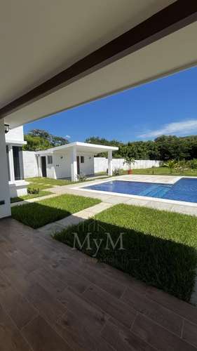 Casa de playa con piscina y vista al mar en Playa Cangrejera, La Libertad