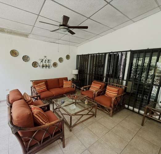 Amplia casa en venta en Lomas de San Francisco, excelente ubicación en San Salvador