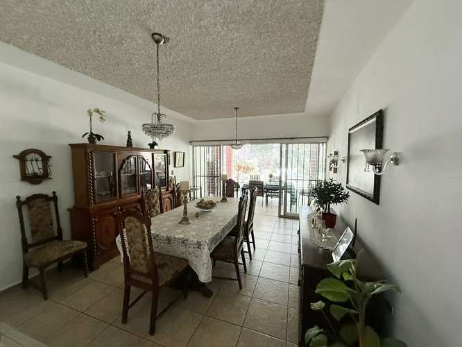Amplia casa en venta en Lomas de San Francisco, excelente ubicación en San Salvador