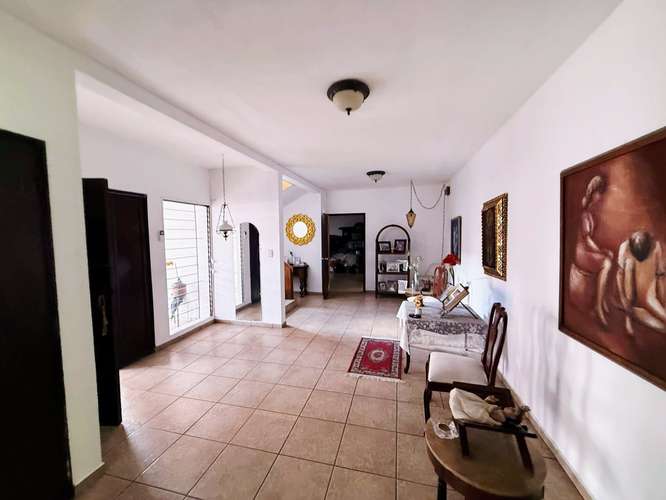 Amplia casa en venta en Lomas de San Francisco, excelente ubicación en San Salvador