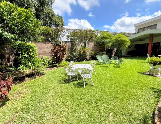 Amplia casa en venta en Lomas de San Francisco, excelente ubicación en San Salvador