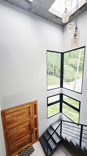 Exclusiva casa de 5 dormitorios con piscina y jardín en El Encanto, La Libertad