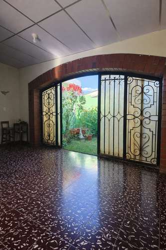 Casa de 6 habitaciones en Colonia Escalón, a 100 metros del Redondel Masferrer