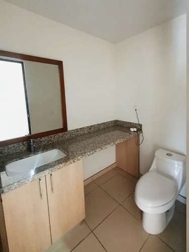 Apartamento semiamueblado de 3 dormitorios en  Vista Tower San Salvador