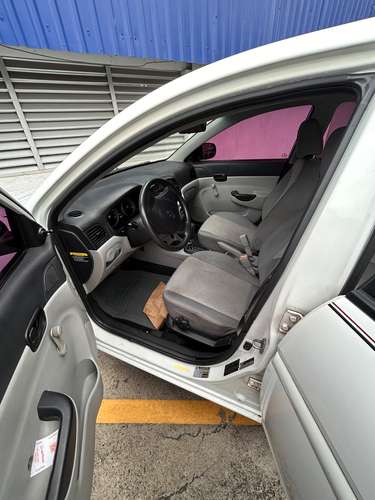 Hyundai accent 2010