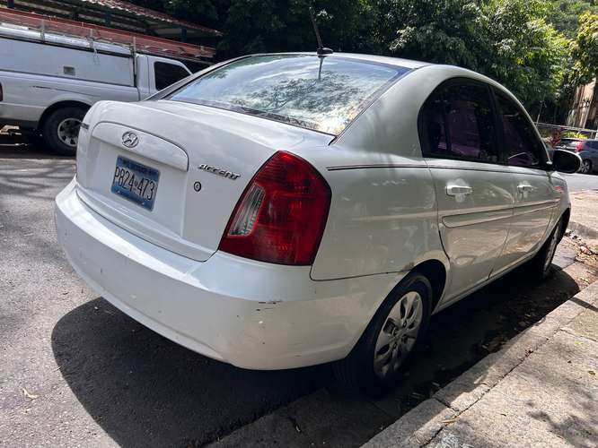 Hyundai accent 2010