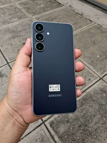 Vendo Samsung S25 FE 128GB/8GB de RAM liberado como nuevo a toda prueba $385