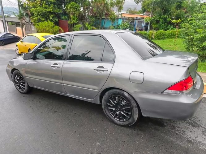 MITSUBISHI LANCER 2004 Traspaso Directo  4 puertas  Caja automática ATF Aire Acondicionado