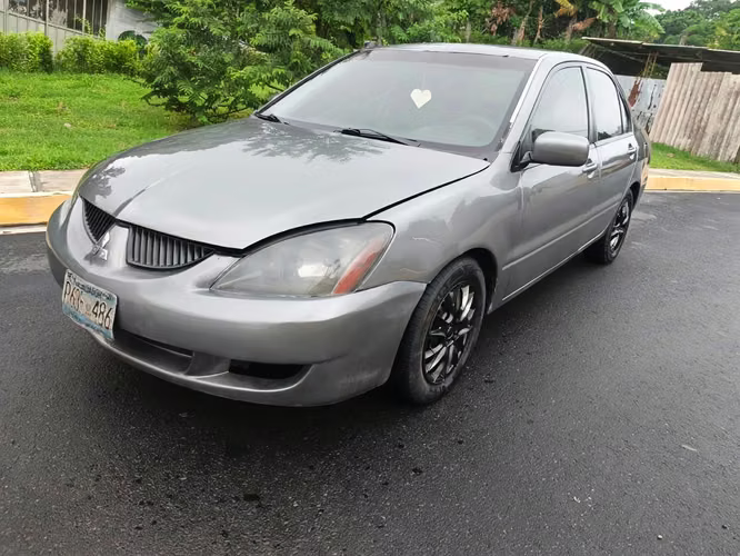 MITSUBISHI LANCER 2004 Traspaso Directo  4 puertas  Caja automática ATF Aire Acondicionado