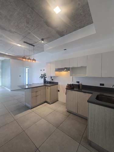 Lujoso Apartamento en Park Tower | 3 Hab, Terraza Amplia y Parqueo para 2 Carros - Imagen 2