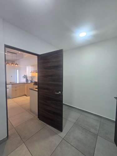 Lujoso Apartamento en Park Tower | 3 Hab, Terraza Amplia y Parqueo para 2 Carros - Imagen 3