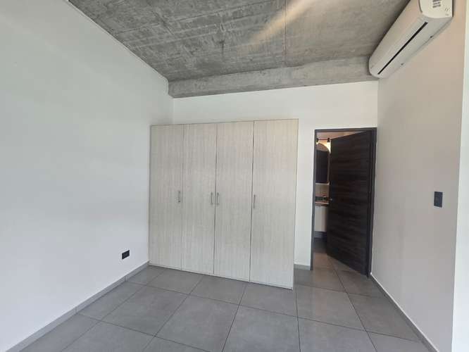 Lujoso Apartamento en Park Tower | 3 Hab, Terraza Amplia y Parqueo para 2 Carros - Imagen 12