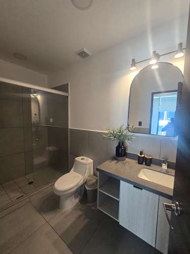 Lujoso Apartamento en Park Tower | 3 Hab, Terraza Amplia y Parqueo para 2 Carros - Imagen 6
