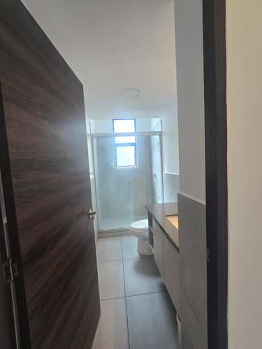 Lujoso Apartamento en Park Tower | 3 Hab, Terraza Amplia y Parqueo para 2 Carros - Imagen 13