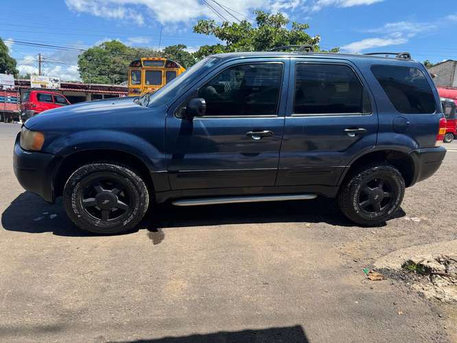 Ford Escape 2003 2.0L caja Manual en excelente estado