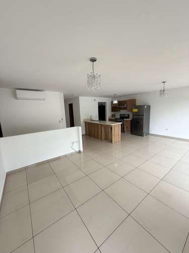  SE ALQUILA APARTAMENTO LIFE SANTA ELENA, CON LÍNEA BLANCA,  Descripción : TIENE 115 mts2 3 habitaciones. La habitació