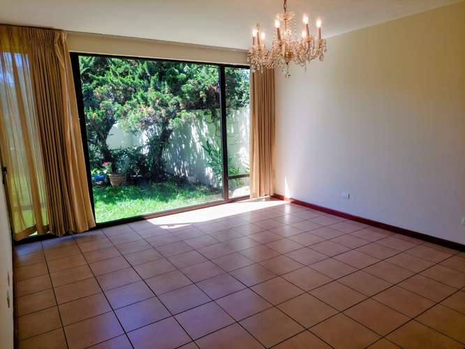  SE ALQUILA CASA CUMBRES DE LA ESCALÓN, PRIVADO  Consta de: 300 metros cuadrados Dos plantas Primera Planta . Cochera  - Imagen 4