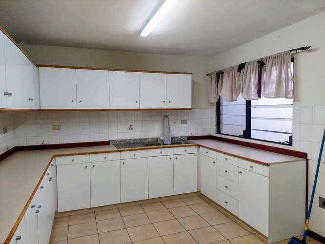 SE ALQUILA CASA CUMBRES DE LA ESCALÓN, PRIVADO  Consta de: 300 metros cuadrados Dos plantas Primera Planta . Cochera  - Imagen 6