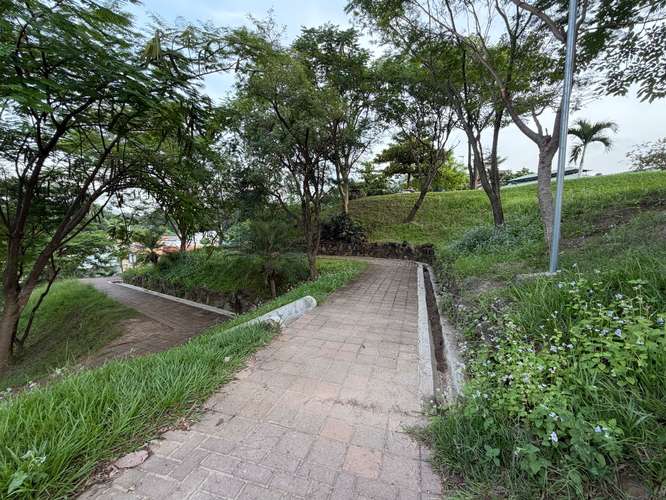  CASA EN VENTA CON MÁS TERRENO Y ESPACIOS AMPLIOS EN RESIDENCIAL VILLA PRIMAVERA, QUEZALTEPEQUE, LA LIBERTAD 