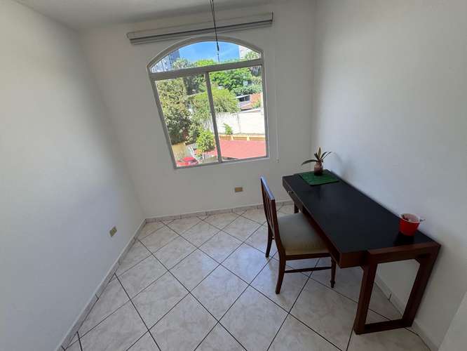  SE ALQUILA APARTAMENTO SIENA SAN BENITO, AMUEBLADO, REMODELADO, tiene 100 mts2, 3 habitaciones, area de servicio, 2 p
