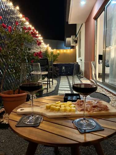 Furnished apartment and patio with Jacuzzi 