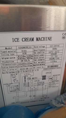 Máquina de Helado Suave Comercial Guangshen 2200W - 28-32L/h (De Pie)