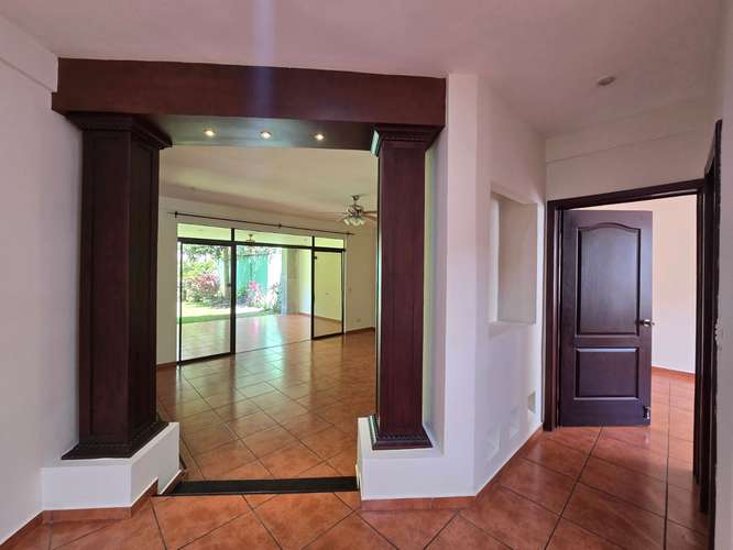 Se alquila casa en cumbres de cuscatlan - Imagen 15