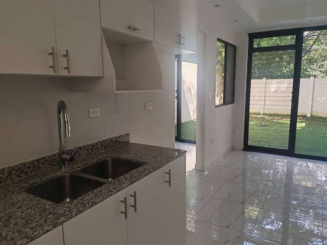 Residencial Villa San Carlos, Calle Mano de Leon, Escalón Norte, San Salvador.