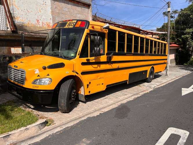 Bus Freighliner 13 filas de asientos más motorista motor Cummins Rojo frenos de aire 
