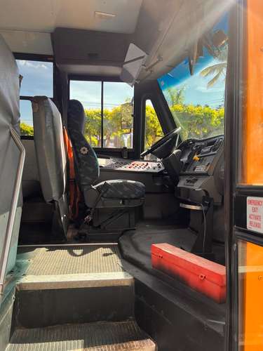 Bus Freighliner 13 filas de asientos más motorista motor Cummins Rojo frenos de aire 
