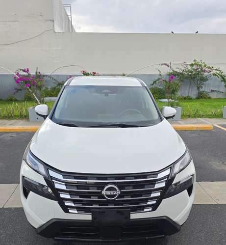 Nissan Rogue 2024 con placas