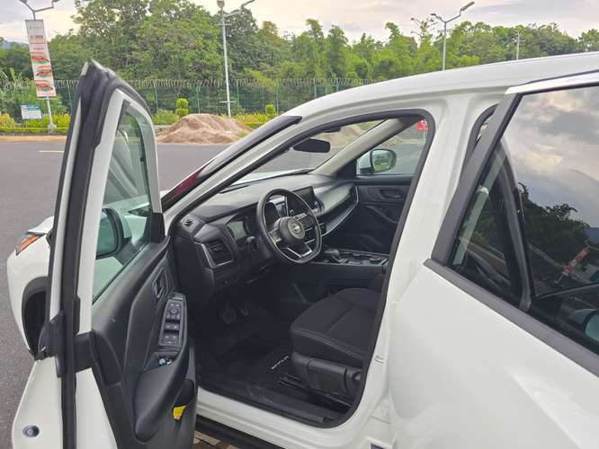 Nissan Rogue 2024 con placas