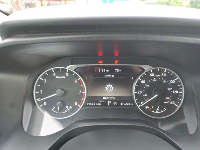 Nissan Rogue 2024 con placas