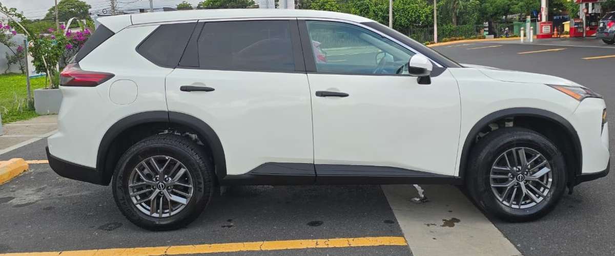 Nissan Rogue 2024 con placas