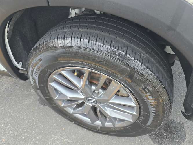 Nissan Rogue 2024 con placas