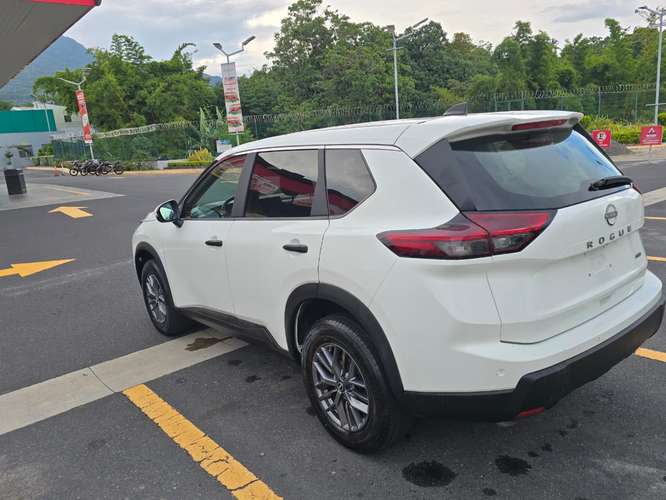 Nissan Rogue 2024 con placas