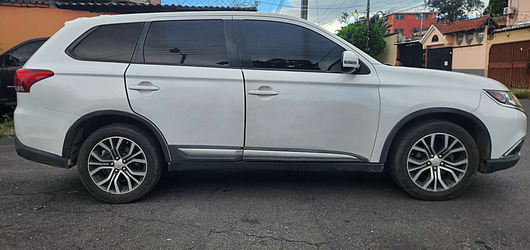 Mitsubishi outlander 2017 autom bb ac rines cámara 3 filas vids-elect nitida acepto auto a cuenta 