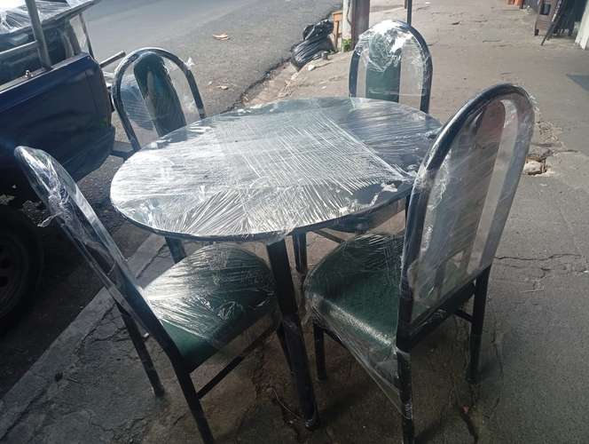 Juego de Comedor NUEVO de Paquete (Mesa + 4 Sillas)