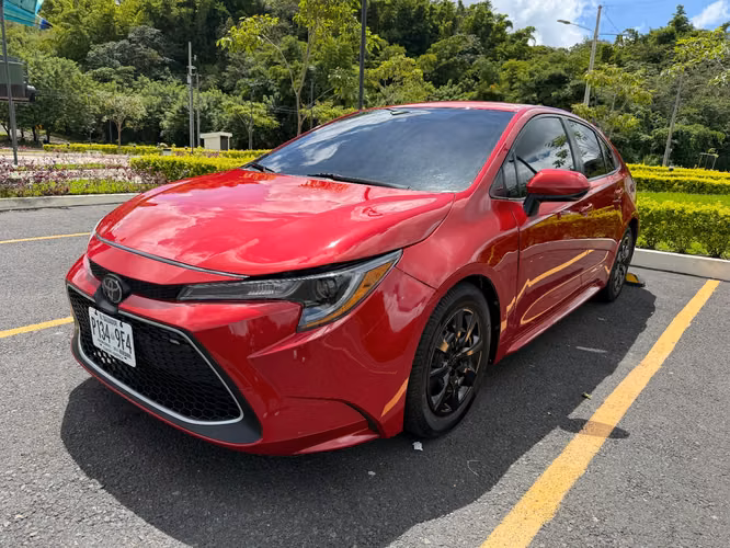 HERMOSO TOYOTA COROLLA 2021 LE BOLSAS FRONTALES BUENAS COLOR ROJO CANDY - Imagen 2