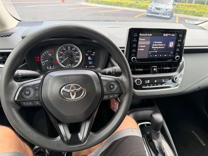 HERMOSO TOYOTA COROLLA 2021 LE BOLSAS FRONTALES BUENAS COLOR ROJO CANDY - Imagen 8
