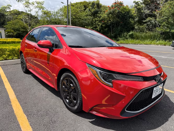 HERMOSO TOYOTA COROLLA 2021 LE BOLSAS FRONTALES BUENAS COLOR ROJO CANDY