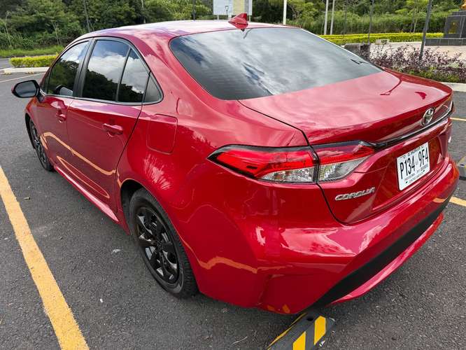 HERMOSO TOYOTA COROLLA 2021 LE BOLSAS FRONTALES BUENAS COLOR ROJO CANDY - Imagen 4
