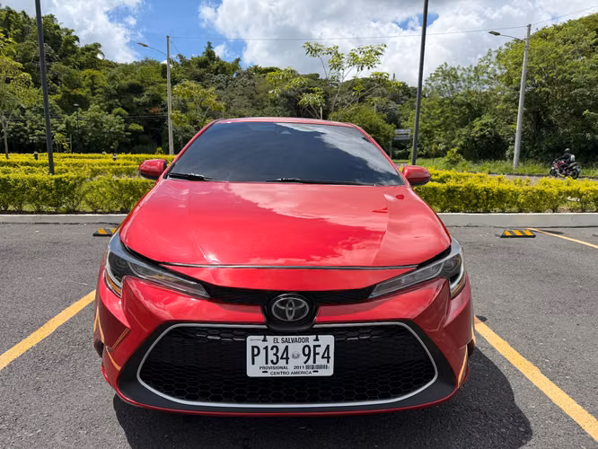 HERMOSO TOYOTA COROLLA 2021 LE BOLSAS FRONTALES BUENAS COLOR ROJO CANDY - Imagen 3