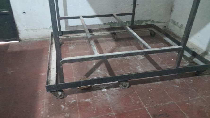 Horno 6 latas con base de rodos