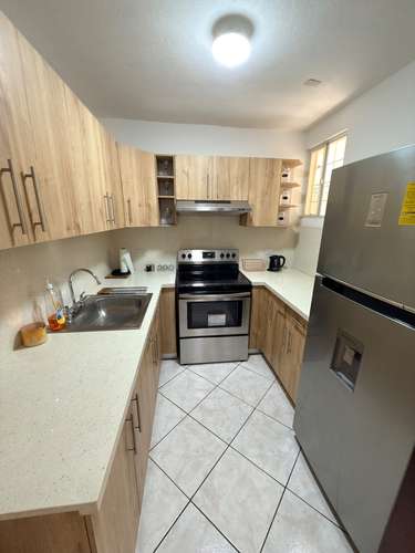  SE ALQUILA APARTAMENTO SIENA SAN BENITO, AMUEBLADO, REMODELADO, tiene 100 mts2, 3 habitaciones, area de servicio, 2 p