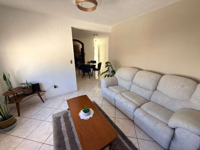  SE ALQUILA APARTAMENTO SIENA SAN BENITO, AMUEBLADO, REMODELADO, tiene 100 mts2, 3 habitaciones, area de servicio, 2 p