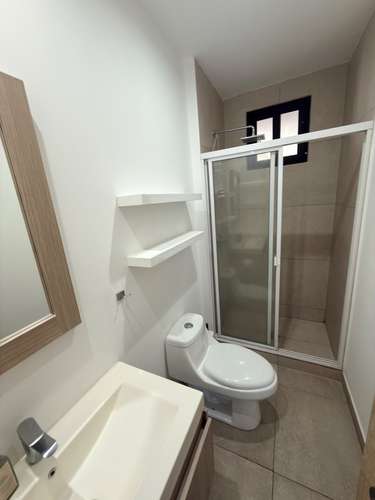  SE ALQUILA APARTAMENTO 105 CONDOMINIO ESCALON, AMUEBLADO - Sala  - Comedor con bar empotrado  - Cocina completament - Imagen 12