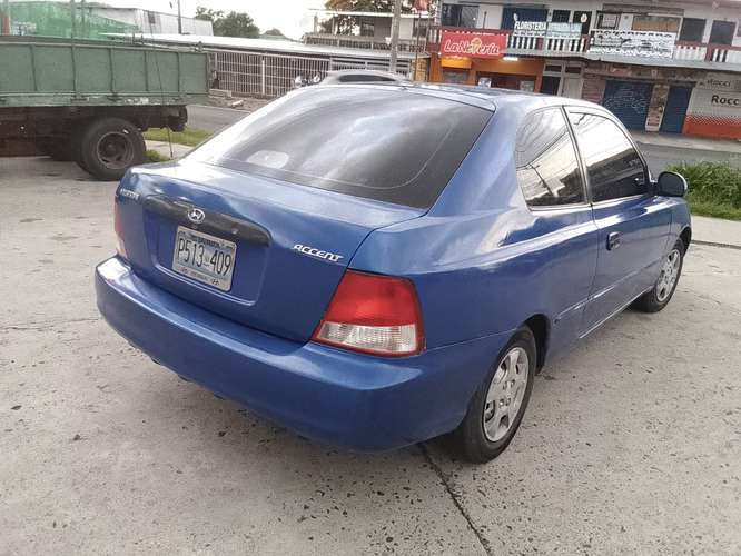 VENDO HIUNDAY ACCENT AÑO 2002 TRANSMISIÓN STANDAR  CON A/C FUNCIONANDO EN ILOPANGO   CON WHATSAPP  $2,700 NEG