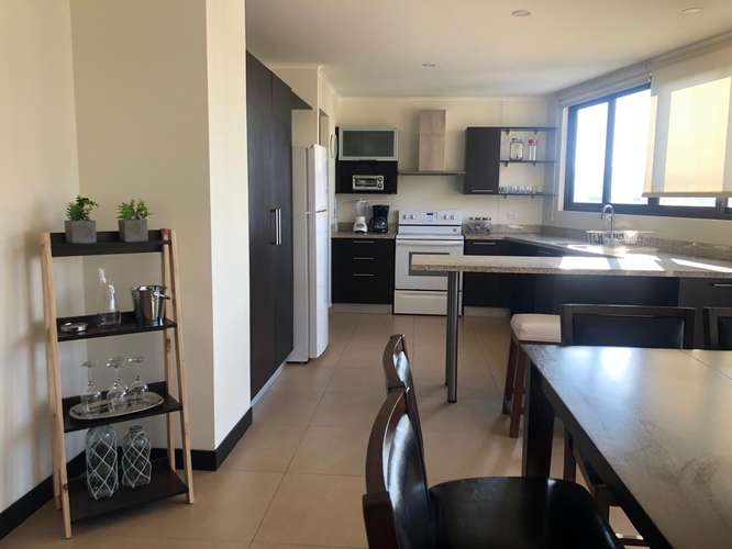  SE ALQUILA APARTAMENTO PUERTA LOS FAROS, SAN BENITO, AMUEBLADO  Tiene 138 m²  Sala y comedor con AC  Baño social Coci - Imagen 3