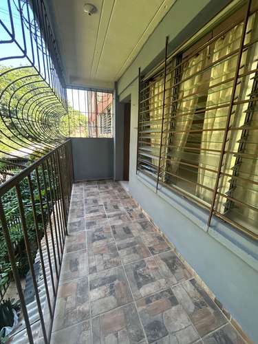Apartamento céntrico en San Salvador, 2 dormitorios, 2 estacionamientos, ideal para familias
